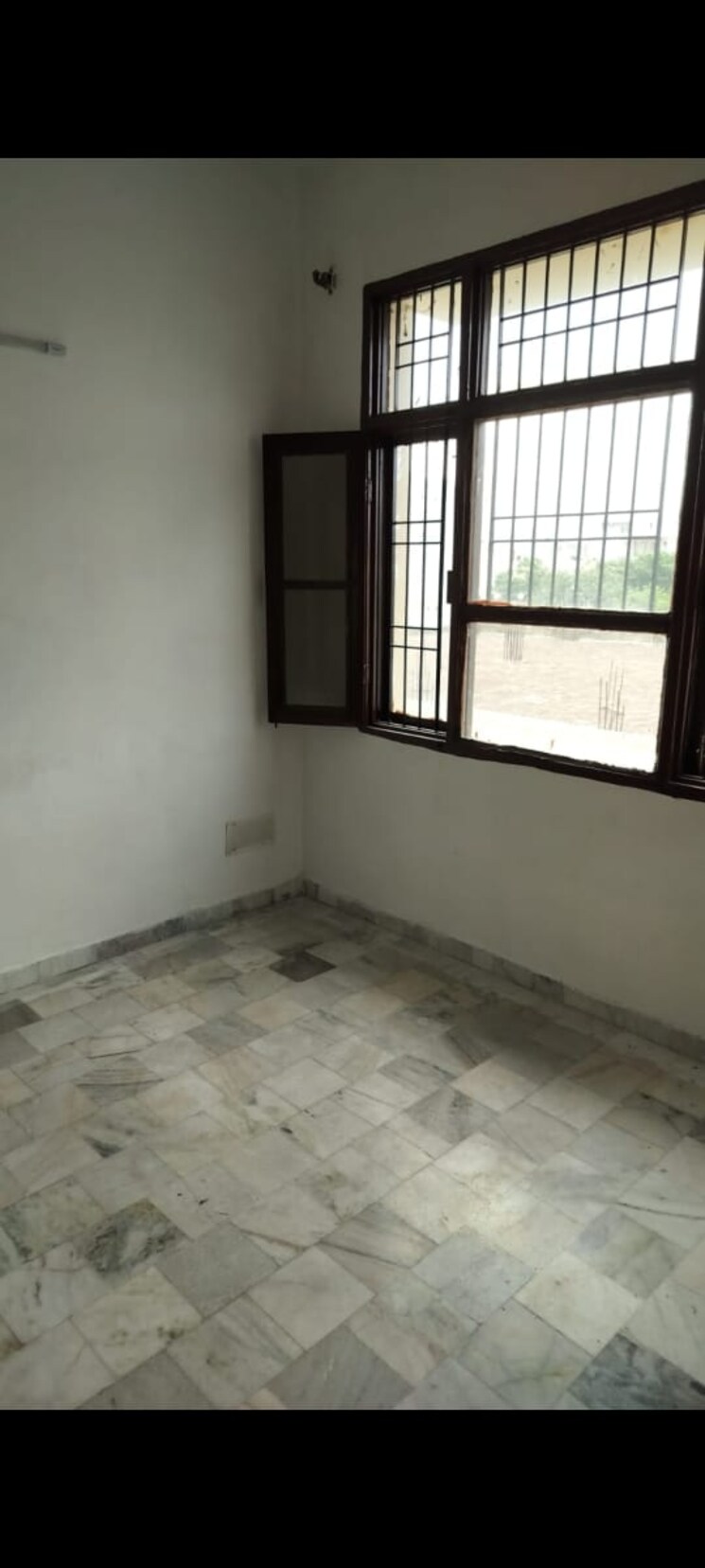 Room, vip road 2.5 Bedroom 900 Sq.Ft. Apartment In Vip Road Zirakpur 8266320