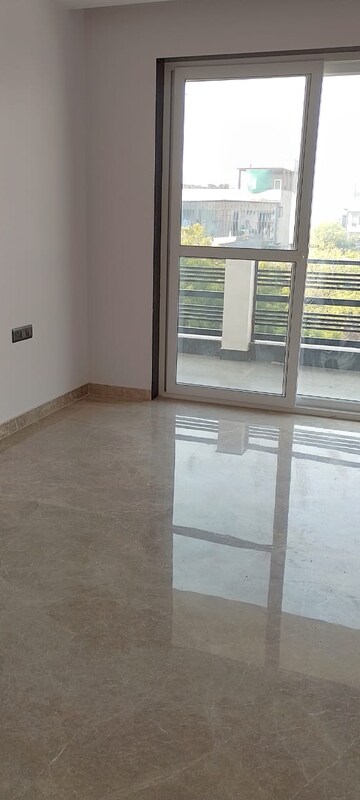 Room in 3 BHK Builder Floor at DLF Atria, Dlf Phase ii – for Rent