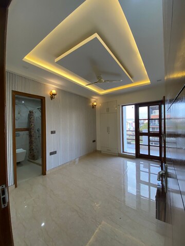 Room in 3 BHK Apartment at Sushant Lok 2, Sector 57 – for Sale