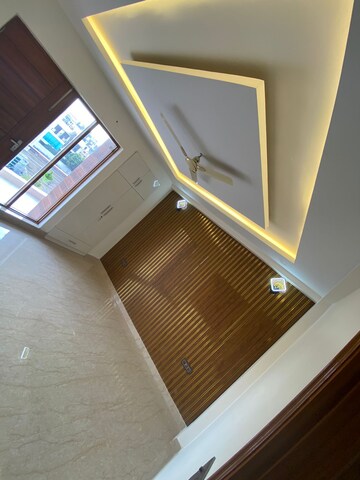Furnished Amenities in 3 BHK Apartment at Sushant Lok 2, Sector 57 – for Sale