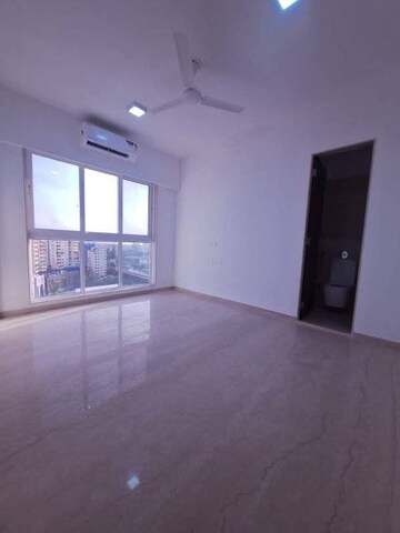 Room in 3 BHK Apartment at Platinum Life, Andheri West – for Rent