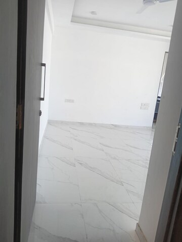 Room in 2 BHK Apartment at Dev Leo Tower, Oshiwara – for Rent