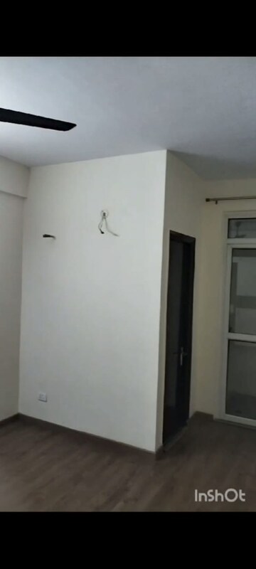 Room in 3 BHK Apartment at Wave Executive Floors, Wave City – for Sale