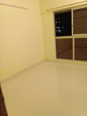 Room in 3 BHK Apartment at Shapoorji Pallonji Alpine, Kandivali East – for Rent