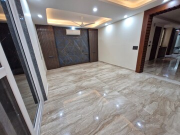 Room in 3 BHK Builder Floor at DLF The Summit, Dlf Phase V – for Rent