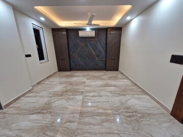 Room in 3 BHK Builder Floor at DLF The Summit, Dlf Phase V – for Rent