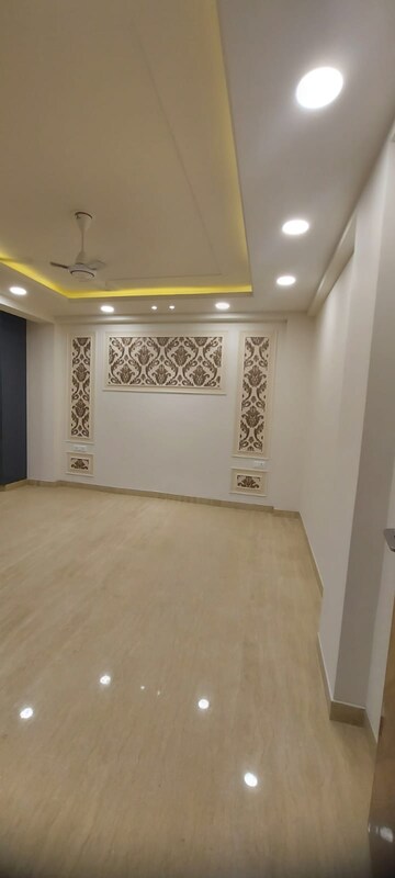 Room in 4 BHK Apartment at Puravankara Purva Orient Grand, Lal Bagh – for Sale