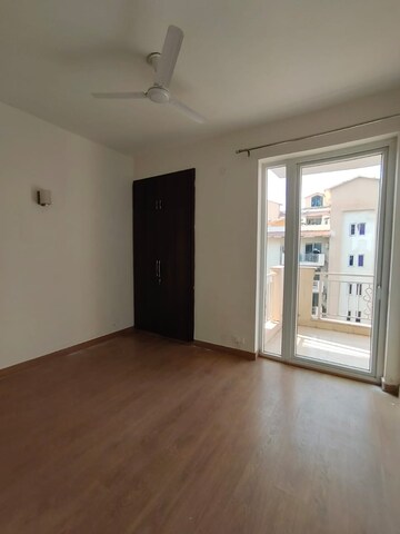 Room in 3 BHK Apartment at Emaar Palm Hills, Sector 77 – for Rent