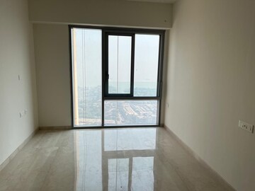 Room in 2 BHK Apartment at Piramal Aranya, Byculla – for Rent
