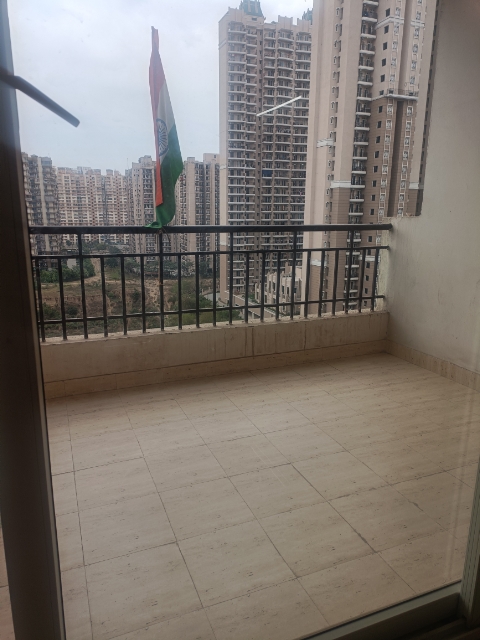 2.5 BHK + Study Room Apartment For Sale in Amrapali Golf Homes