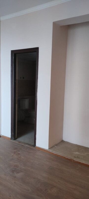 Room in 3 BHK Apartment at Amrapali Golf Homes, Sector 4, Greater Noida – for Sale