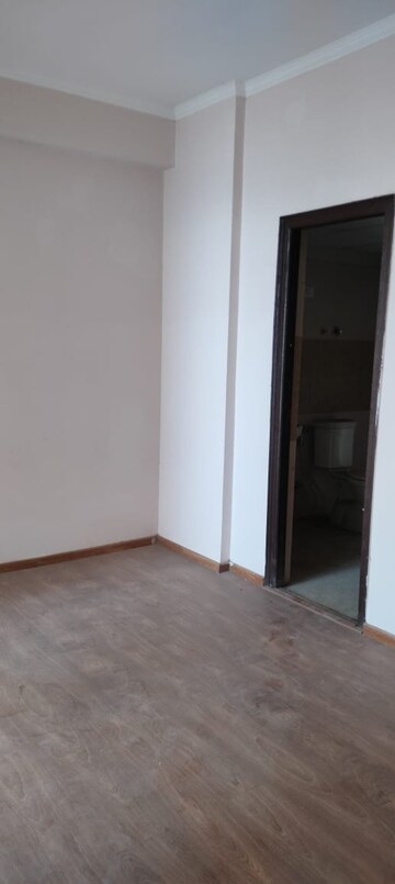 Room in 3 BHK Apartment at Amrapali Golf Homes, Sector 4, Greater Noida – for Sale