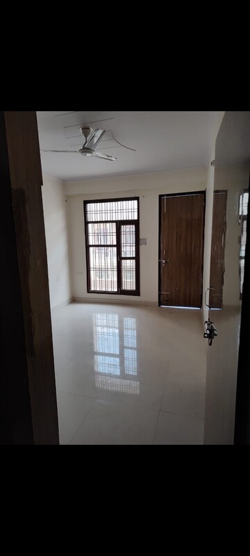 Room in 3 BHK Builder Floor at Ansal API Esencia, Sector 67 – for Rent