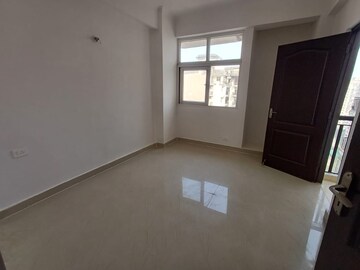 Room in 3 BHK Apartment at Amrapali Golf Homes, Sector 4, Greater Noida – for Sale