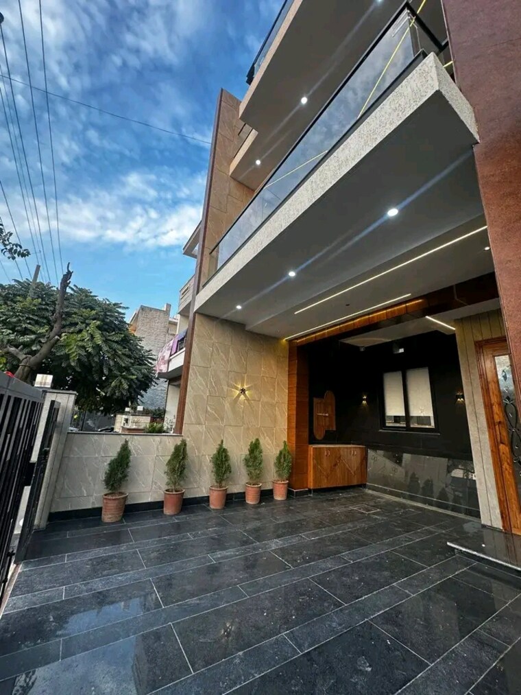  Parking, sector 125 5 Bedroom 191 Sq.Yd. Independent House In Sector 125 Mohali 8269000