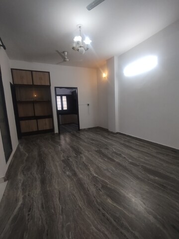 Room in 2 BHK Builder Floor at Super Mart 1, Sector 27 – for Rent