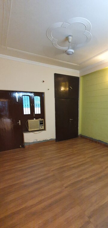 Room in 3 BHK Builder Floor at Sector 46 – for Rent