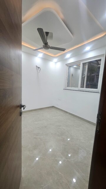Room in 4 BHK Apartment at Khambhalia – for Rent