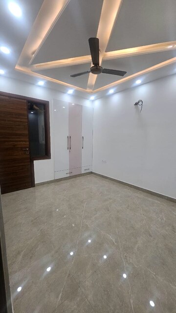 Room in 4 BHK Apartment at Khambhalia – for Rent