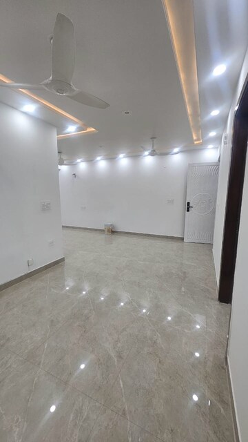 Room in 4 BHK Apartment at Khambhalia – for Rent