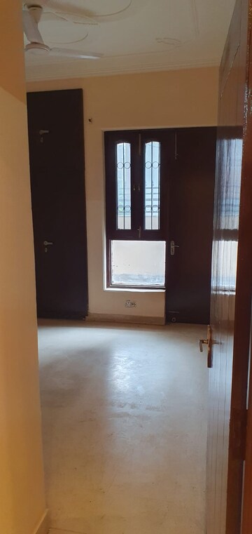 Room in 3 BHK Builder Floor at Sector 46 – for Rent