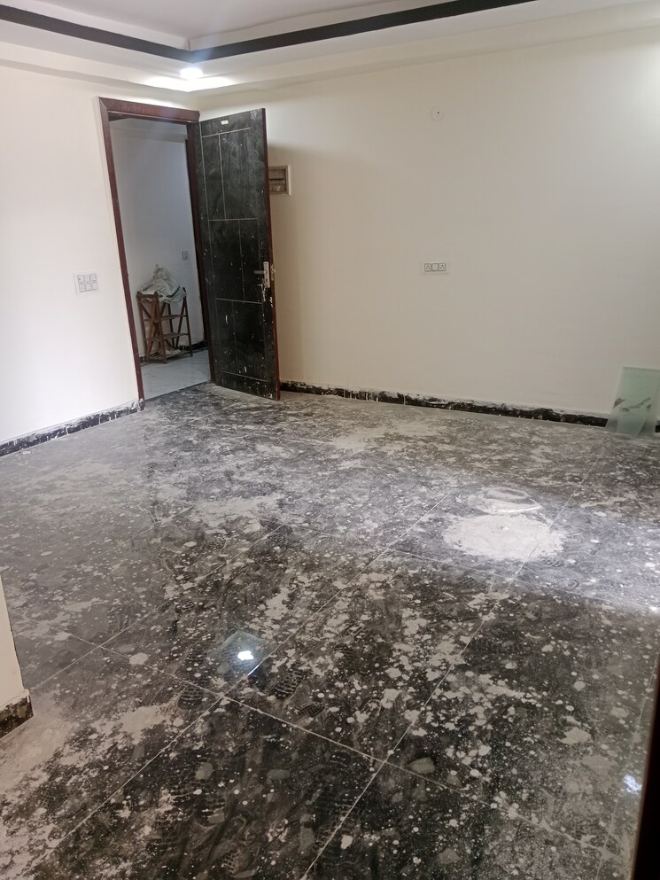 Room, sector 73 3 Bedroom 1350 Sq.Ft. Builder Floor In Sector 73 Noida 8269854