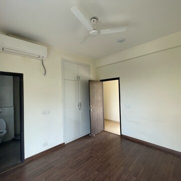 Room in 4 BHK Builder Floor at BPTP Amstoria, Sector 102 – for Rent