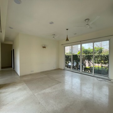 Room in 4 BHK Builder Floor at BPTP Amstoria, Sector 102 – for Rent