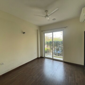 Room in 4 BHK Builder Floor at BPTP Amstoria, Sector 102 – for Rent