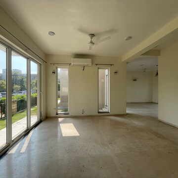 Room in 4 BHK Builder Floor at BPTP Amstoria, Sector 102 – for Rent