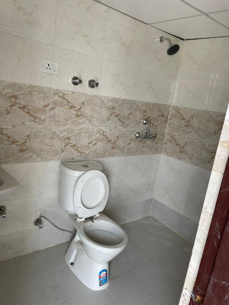 Bathroom, charms-castle 3 Bedroom 1500 Sq.Ft. Apartment In Raj Nagar Extension Ghaziabad 8270315
