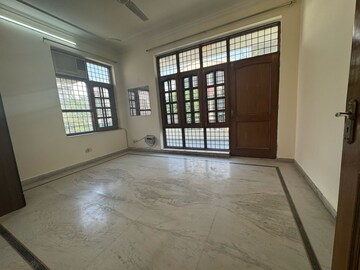 Room in 3 BHK Builder Floor at Sector 31 – for Rent
