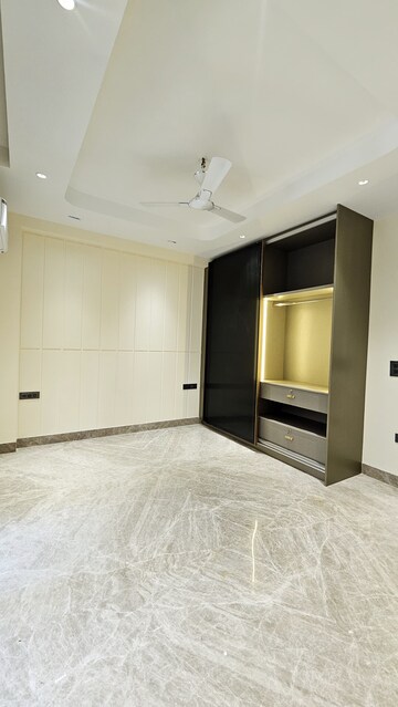 Room in 4 BHK Builder Floor at Omaxe Designer Villas Mayfield Garden, Sector 51 – for Sale