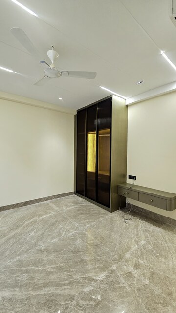 Room in 4 BHK Builder Floor at Omaxe Designer Villas Mayfield Garden, Sector 51 – for Sale
