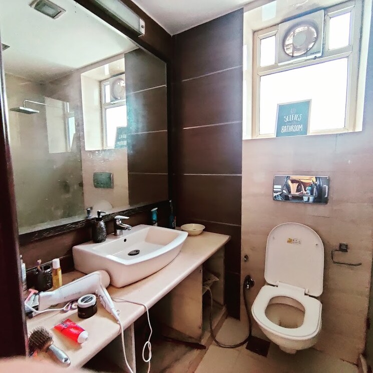 Bathroom, east of kailash 3 Bedroom 1800 Sq.Ft. Builder Floor In East Of Kailash Delhi 8270433