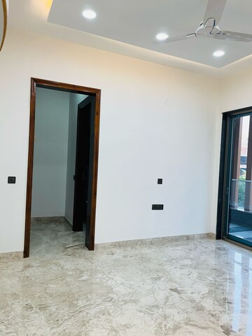Room in 3 BHK Builder Floor at Ansal Sushant Lok I, Sector 43 – for Rent