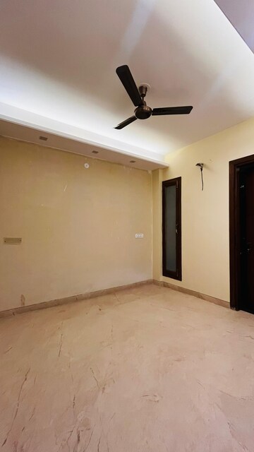 Room in 3 BHK Builder Floor at Empire Floors, Sector 57 – for Sale
