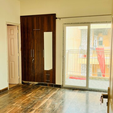 Room in 2 BHK Apartment at MIgsun Mannat, Omicron Iii Greater Noida – for Rent