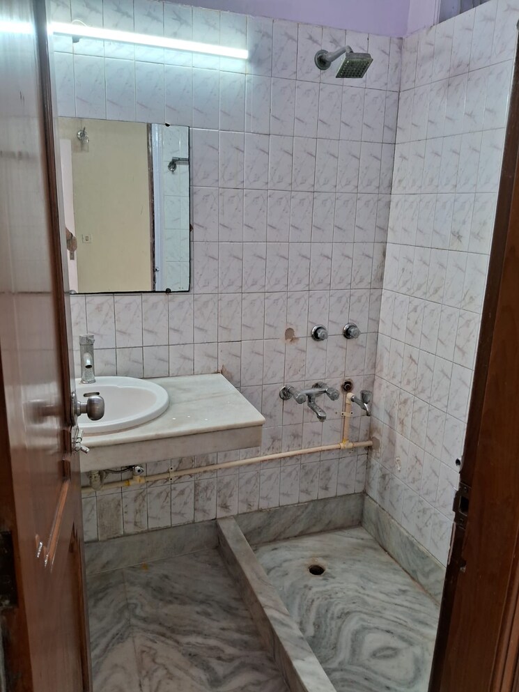 Bathroom, kotla mubarakpur 3 Bedroom 950 Sq.Ft. Builder Floor In Kotla Mubarakpur Delhi 8271155