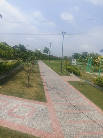 Swimming Pool in 2 BHK Apartment at Signature Roselia Phase 2, Sector 95a – for Rent