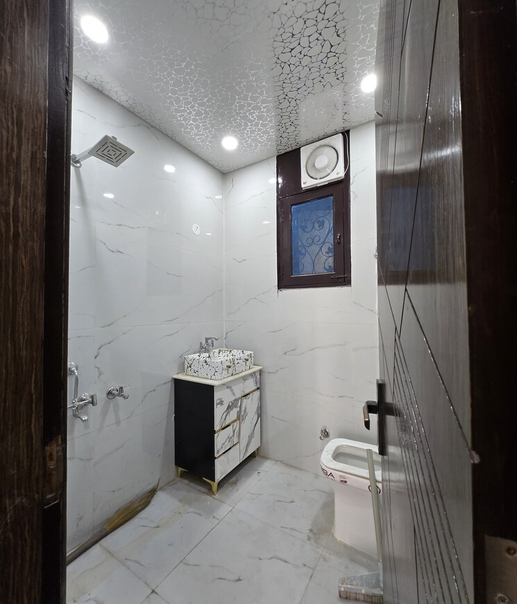 Bathroom, omaxe-park-plaza 3 Bedroom 1400 Sq.Ft. Builder Floor In Shakti Khand 2 Ghaziabad 8271581
