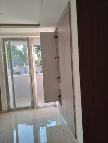 Furnished Amenities in 3 BHK Apartment at Vaish CHS, Sector 45 – for Sale