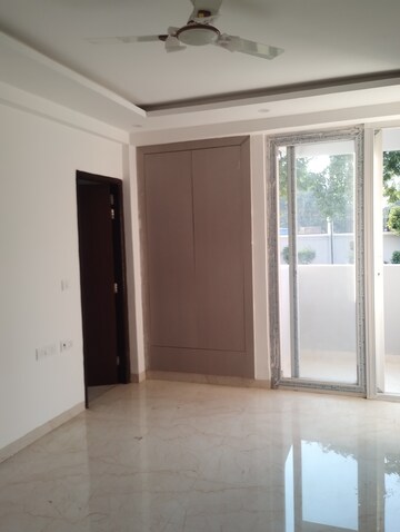 Furnished Amenities in 3 BHK Apartment at Vaish CHS, Sector 45 – for Sale
