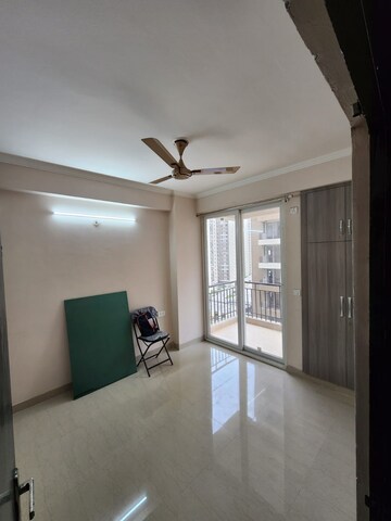 Room in 3 BHK Apartment at Amrapali Golf Homes, Sector 4, Greater Noida – for Rent
