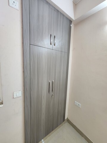 Furnished Amenities in 3 BHK Apartment at Amrapali Golf Homes, Sector 4, Greater Noida – for Rent