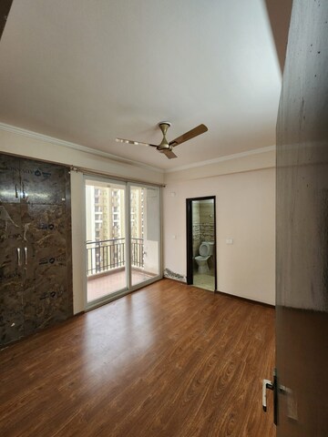 Room in 3 BHK Apartment at Amrapali Golf Homes, Sector 4, Greater Noida – for Rent