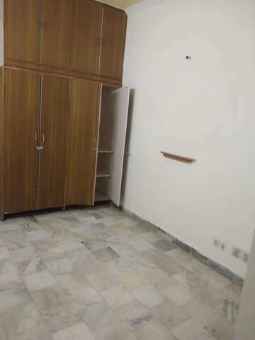 Room in 2.5 BHK Apartment at Sector 20 – for Rent