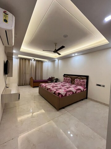 Room in 4 BHK Builder Floor at Sector 42 – for Rent