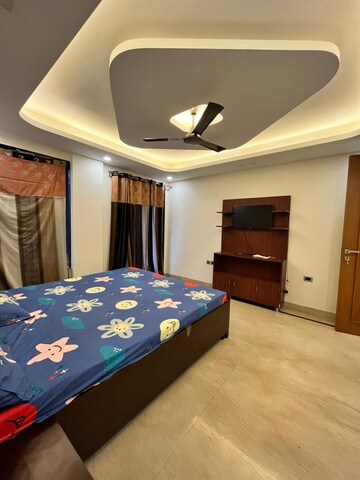 Bedroom in 4 BHK Builder Floor at Sector 42 – for Rent