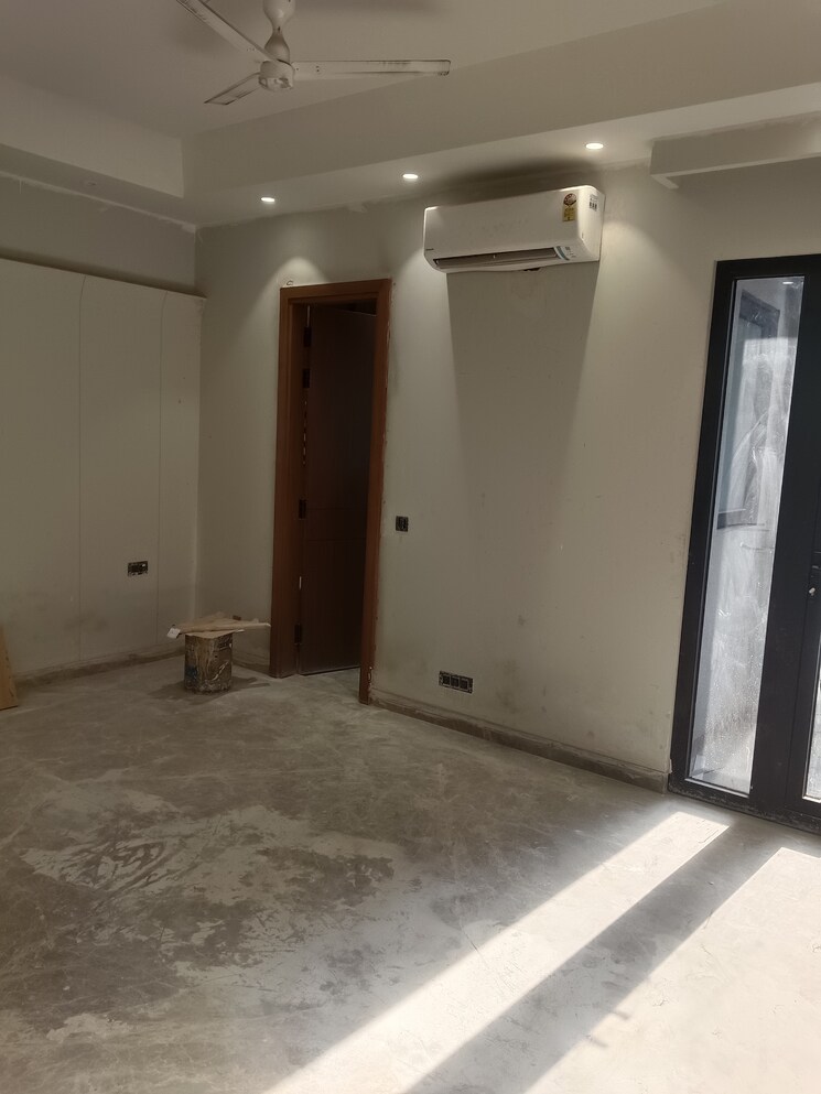 Room, sukhdev vihar 4 Bedroom 300 Sq.Yd. Builder Floor In Sukhdev Vihar Delhi 8272480